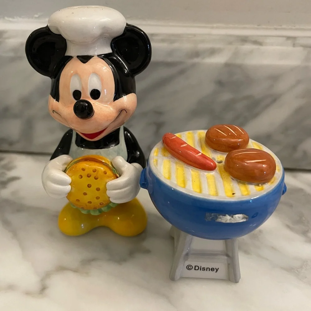 ❤️ DISNEY MICKEY MOUSE BARBECUE SALT & PEPPER SHAKER SET